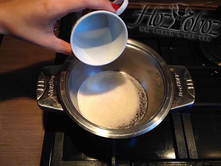 В кастрюлю с сахаром наливаем предусмотренную рецептом воду