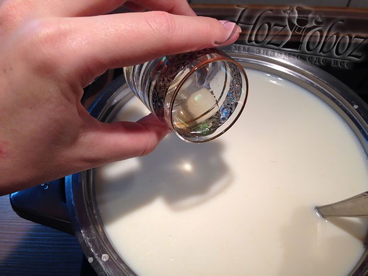 Как только молоко нагреется до нужной температуры, выливаем закваску
