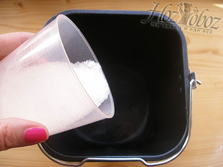 В чашу хлебопечки прежде всего наливаем воду, а затем добавляем сахарный песок