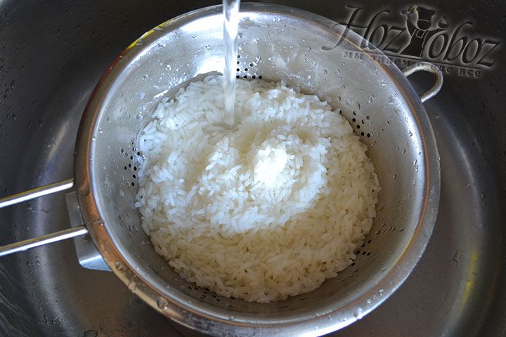 Для фарша подготовим телятину и отваренный в подсоленной воде рис