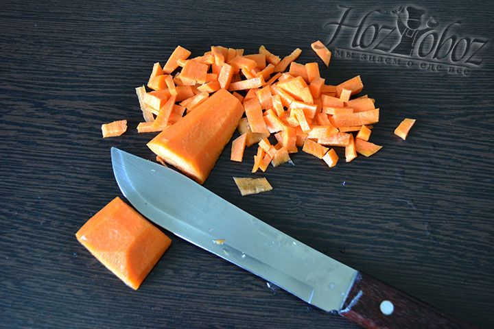 Морковь чистим, а затем натираем или нарезаем тонкими кусочками