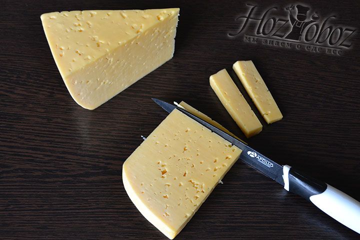 Из твердого сыра нарезаем палочки небольшого размера как на фото
