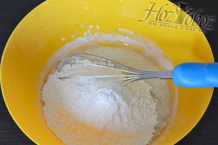 После добавляем оставшуюся часть муки и растительное масло так, чтобы тесто не оказалось слишком жидкой