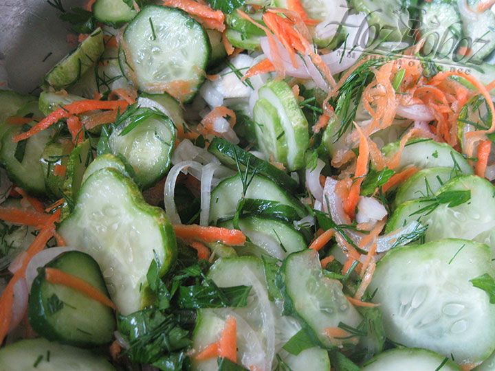 Натертую морковь добавляем к салату и все перемешиваем