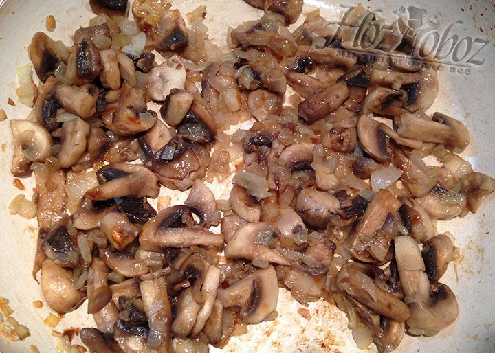 Обжариваем грибы вместе с луком примерно 5 минут
