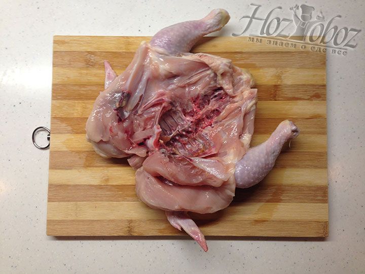 Для равномерной прожарки куриную тушку следует разрезать по грудинке, как на фото. Так поступаем со всеми цыплятами