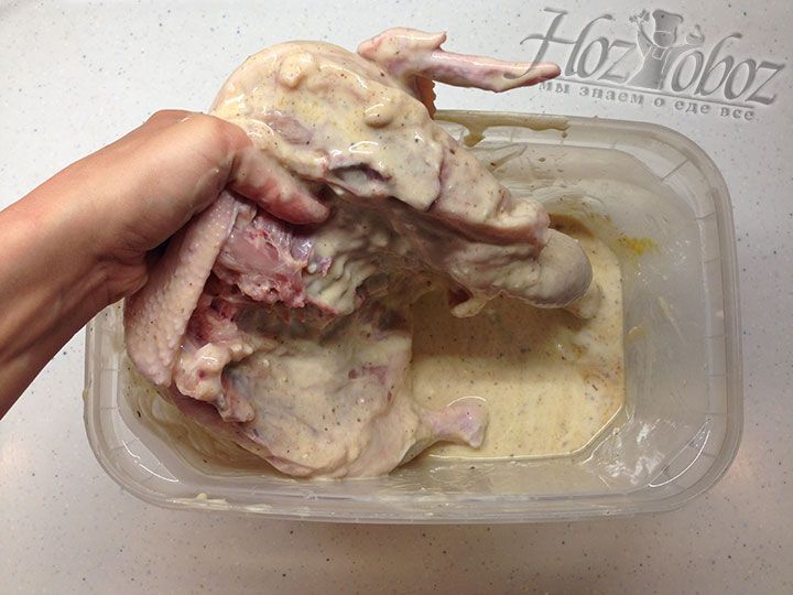 Кладем цыпленка в маринад и следим за тем, что бы все мясо было хорошо обработано