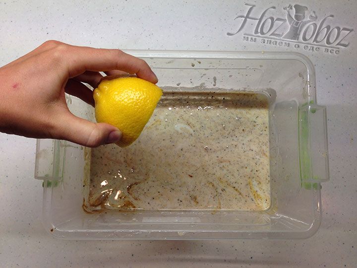 Выжимаем сок половины лимона прямо в маринад