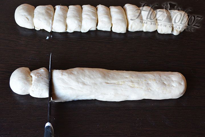 Уже готовое тесто разделяем на 2 части, а затем из каждой делаем длинные колбаски. Каждую колбаску разрезаем на порции