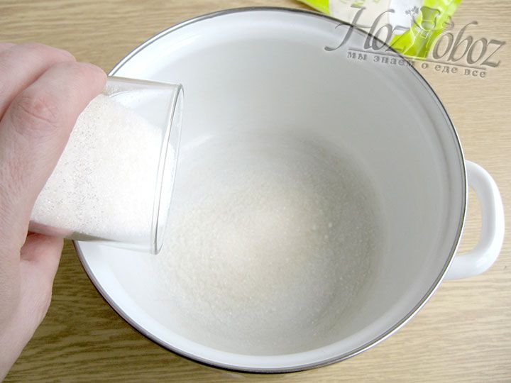 Для сиропа высыпаем в емкость для кипячения 150г сахараного песка