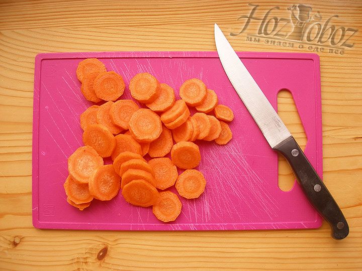 Чистим и нарезаем слайсами морковь