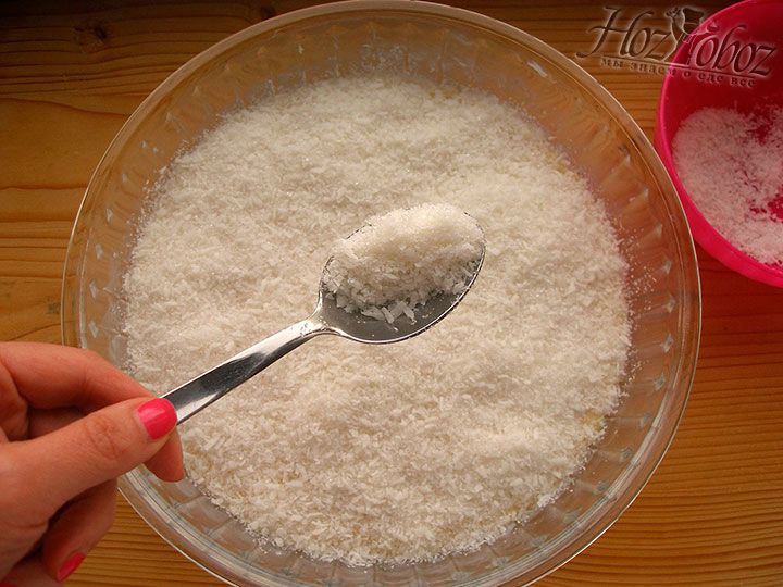 В смазанную сливчным маслом форму для выпечки выливаем тесто и посыпаем его сверху кокосово-сахарной смесью