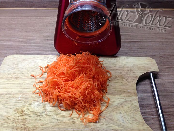 Морковь чистим и натираем