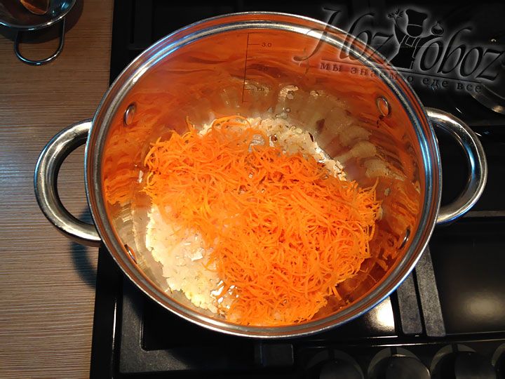 Отправляем натертую морковь к пассеровке