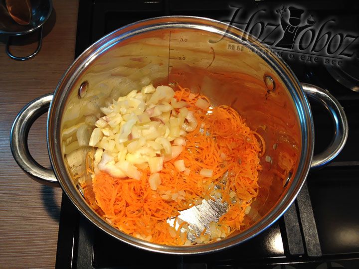 Через три минуты к моркови и остальным овощам добавляем нарезанный болгарский перец