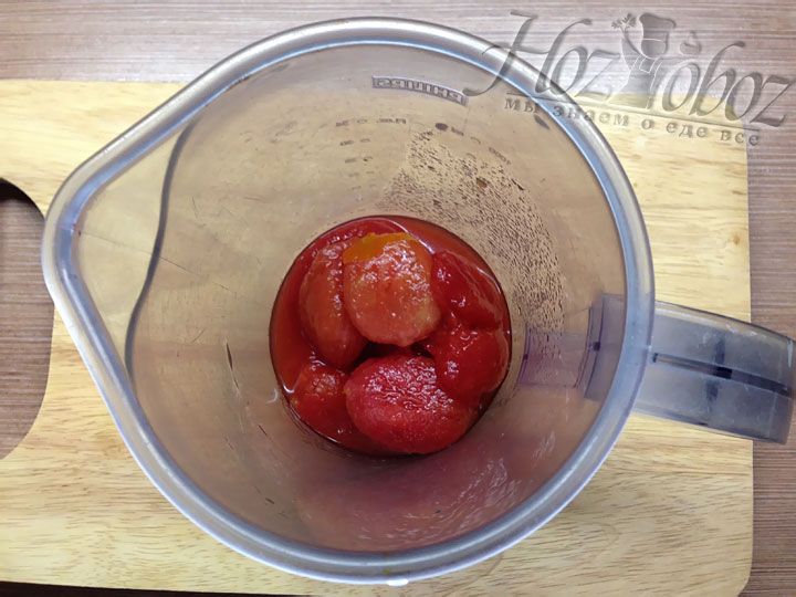 Тем временем выкладываем в блендер консервированные томаты без кожицы