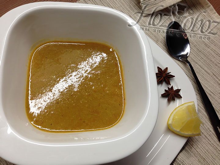 Как только суп немного прокипит, его следует разлить по тарелкам, добавить лимон и подавать к столу со свежими ароматными лепешками