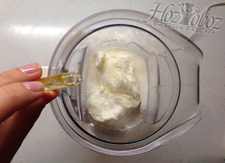 В чашу следом за мороженным и молоком доливаем пару капель натуральной ванильной эссенции