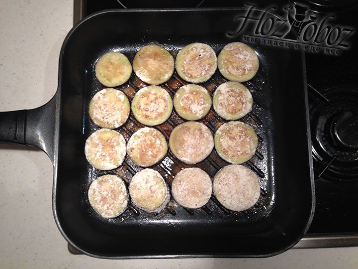 На раскаленную сковороду с разогретым маслом выкладываем запланированные кружки баклажанов и обжариваем