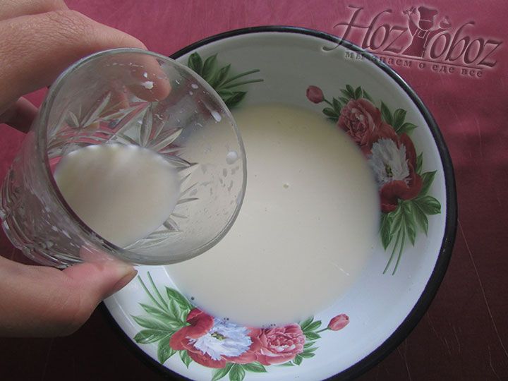 Теплое молоко заливаем в миску