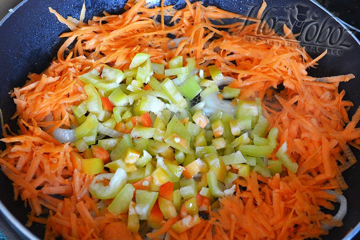 Припасенный для соуса лук обжариваем на растительном масле вместе с морковокой и перцем