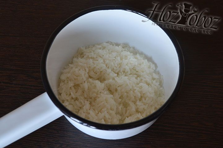 По прошествии 15 минут рис надо посолить и отварить. Готовый рис надо промыть под проточной водой