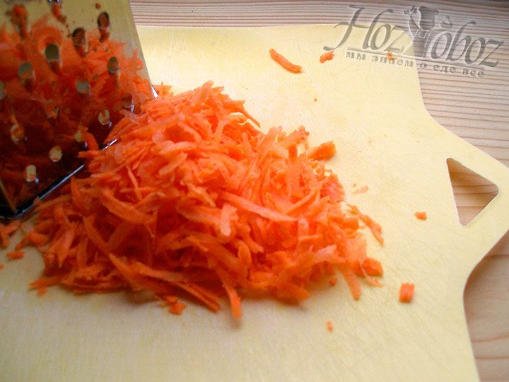 С помощью крупной терки измельчаем морковь