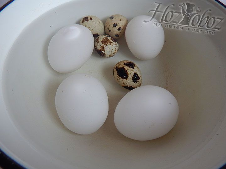Отварим яйца. Для куриных яиц время приготовления - 10 минут, для перепелиных - 5 минут