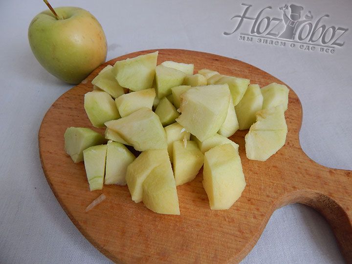 Очищаем яблоки и режем их небольшими кусочками