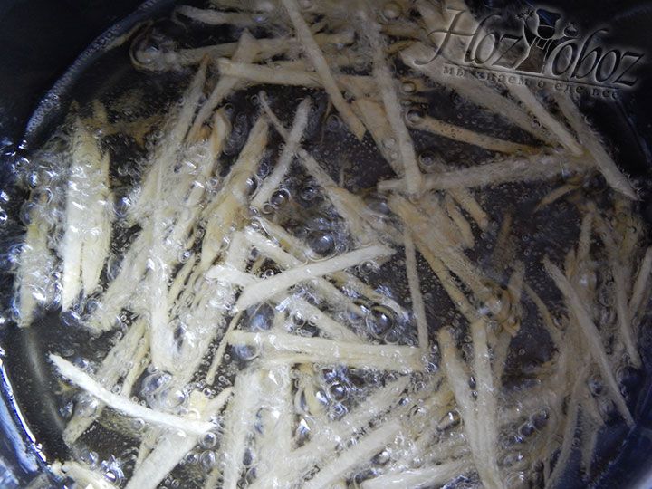 Жарить картофель следует в растительном масле во фритюрнице или глубокой сковороде