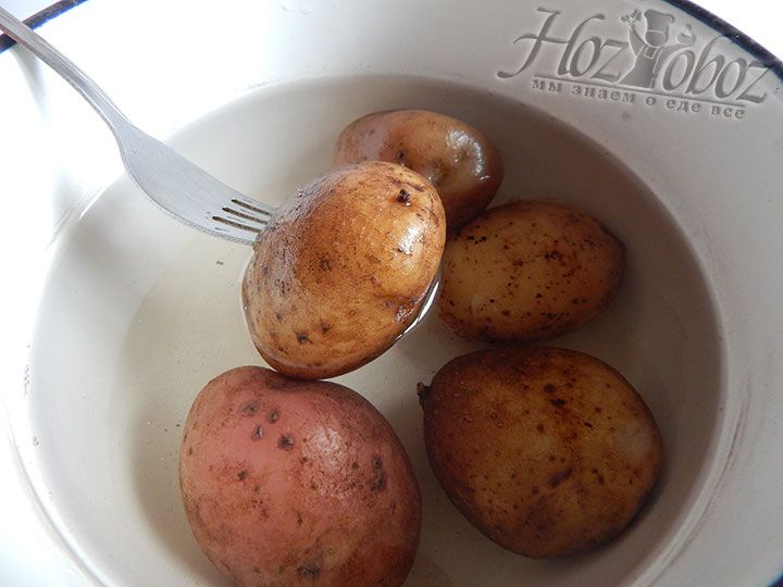 Варим клубни картофеля до готовности от 15 до 30 минут в зависимости от размера