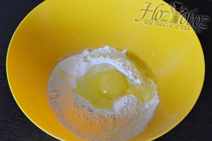 Вводим в тесто куриное яйцо