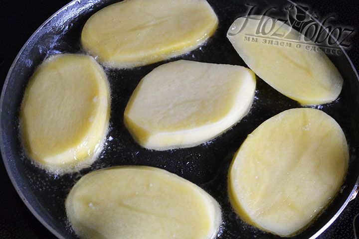 Картофельные пластины обжариваем на растительном масле с обеих сторон примерно по 3 минуты