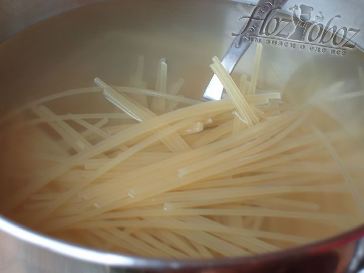 В кипящую воду опускаем спагетти и размешиваем чтобы они не склеились