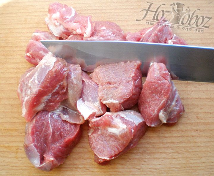 Low-fat pieces of mutton should be washed, dried and cut into cubes