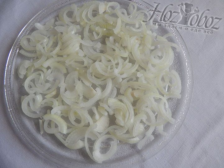 На блюдо для салата выкладываем слоем маринованный лук