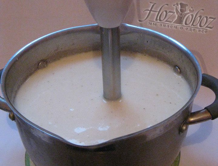 С помощью блендера преобразовываем суп в пюре, а затем снова помещаем на огонь и при желании добавляем сливки, а также необходимые приправы
