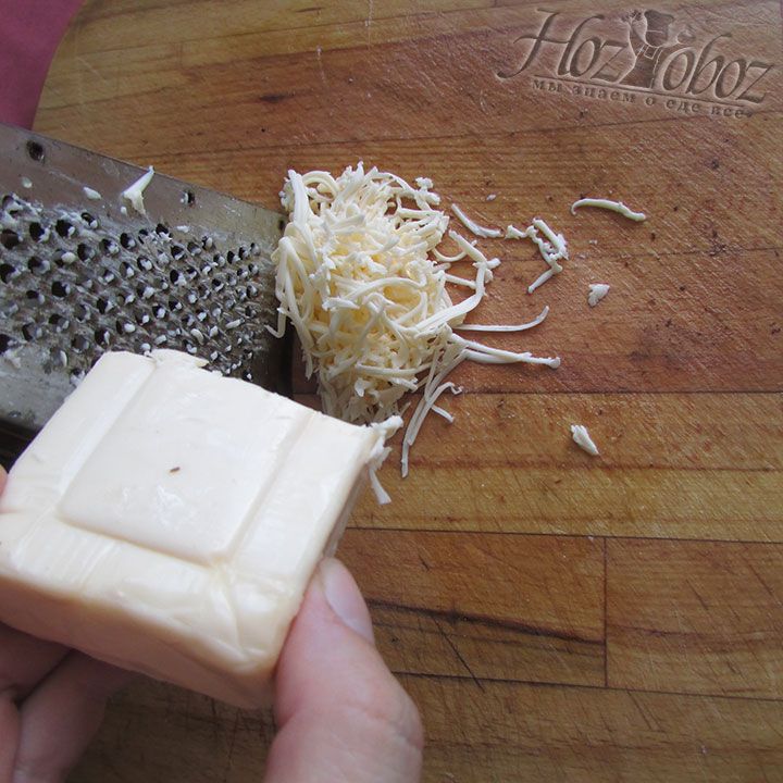 Измельчаем на терке плавленный сыр
