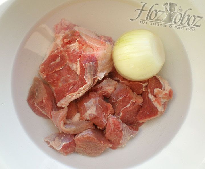 Place the meat and the bone in a pan with water, then add a full peeled onion
