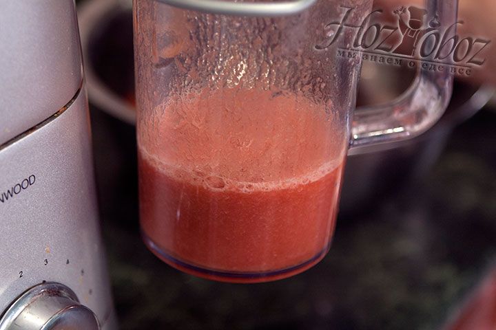 Пропускаем томаты через соковыжималку и получаем свежий сок