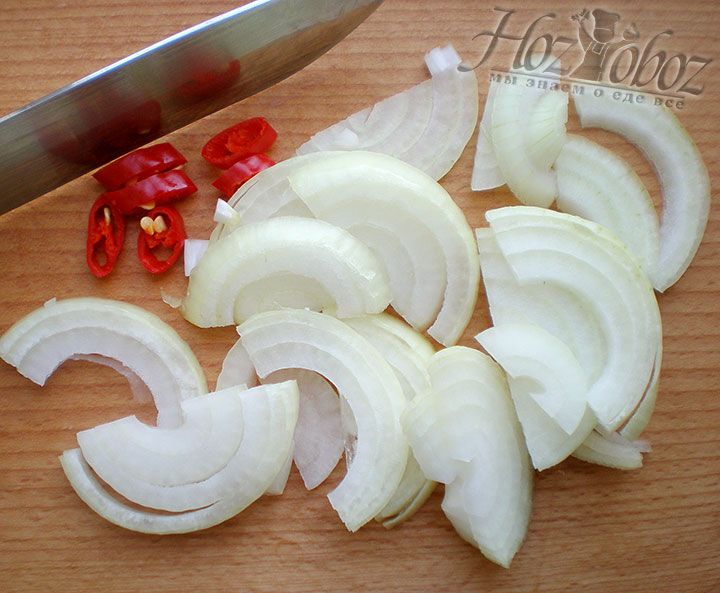 Chop the chili and cut the remaining onions.