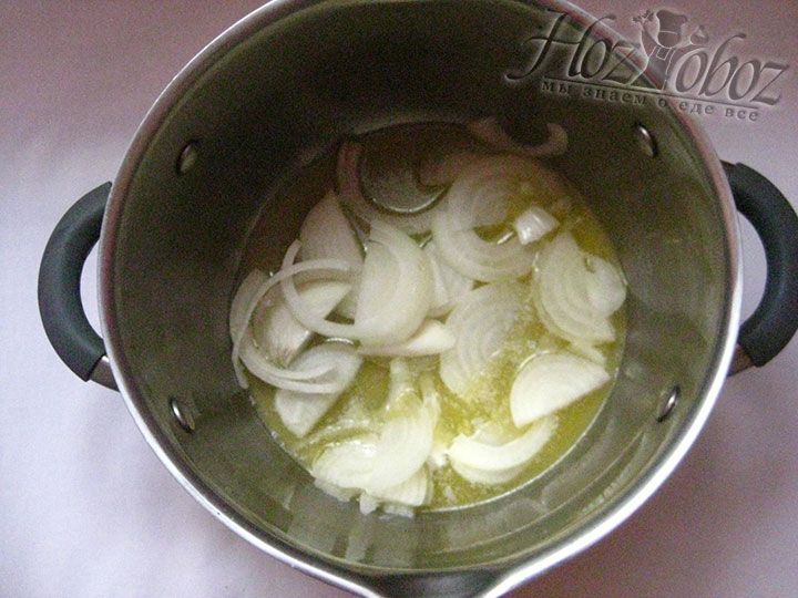 Обжаренный лук перекладываем в кастрюлю с уже растопленной смеси растительного и сливочного масла