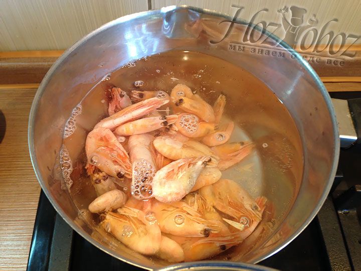 Креветки следует варить в соленой воде на протяжении 3 минут