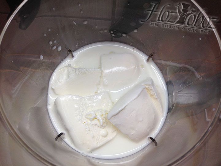 Мороженное отправляем в чашу блендера к молоку