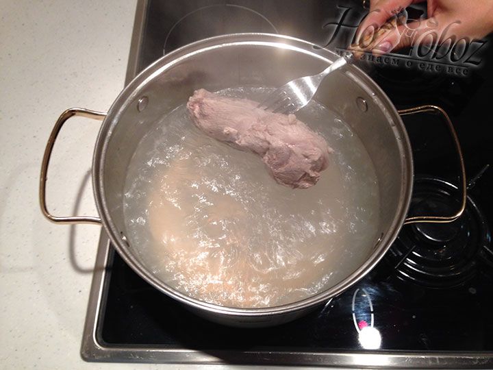 Мясо отвариваем целиком в кипяченой воде на протяжении 30 минут