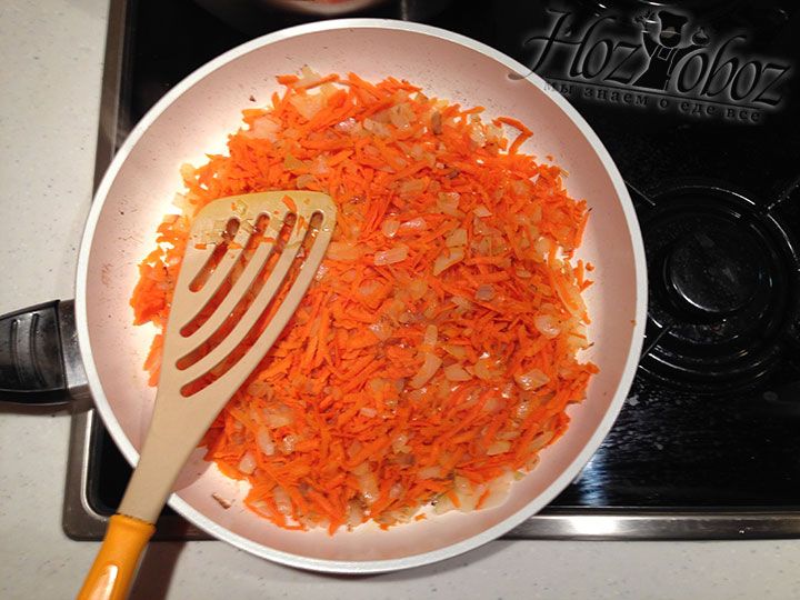 К пассированному луку добавляем морковь и обжариваем ее