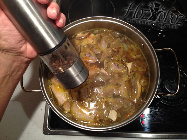 За пару минут до готовности суп надо посолить и приправить