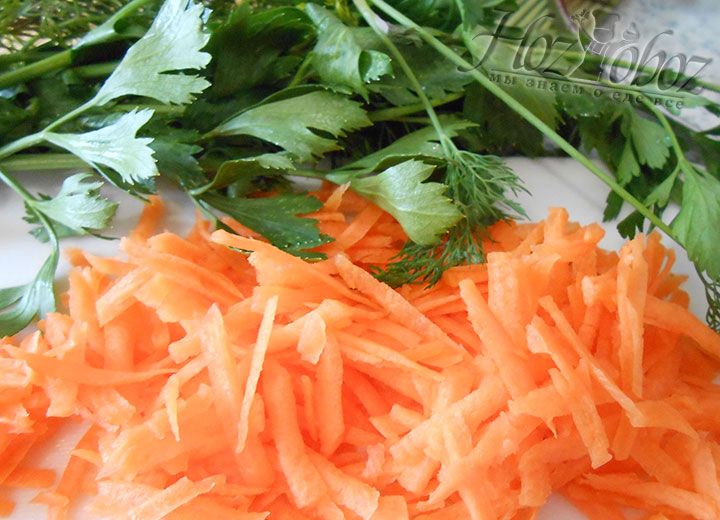Трем на терке морковку