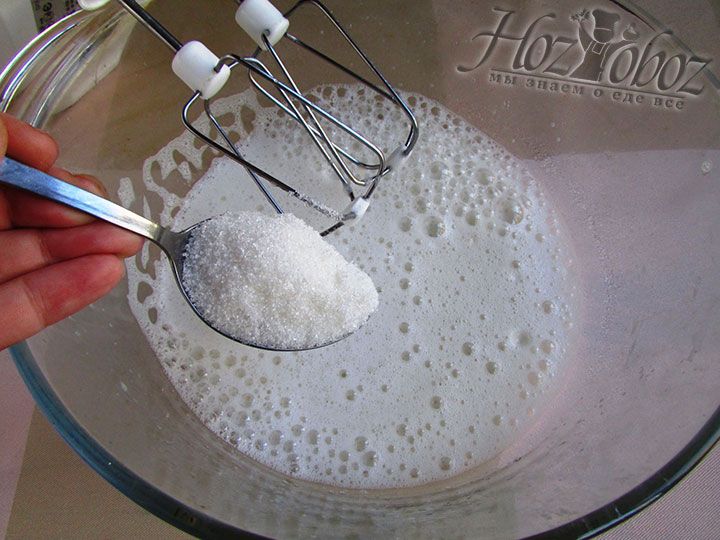 Теперь в тесто надо добавить сахар, мед или варенье по вкусу