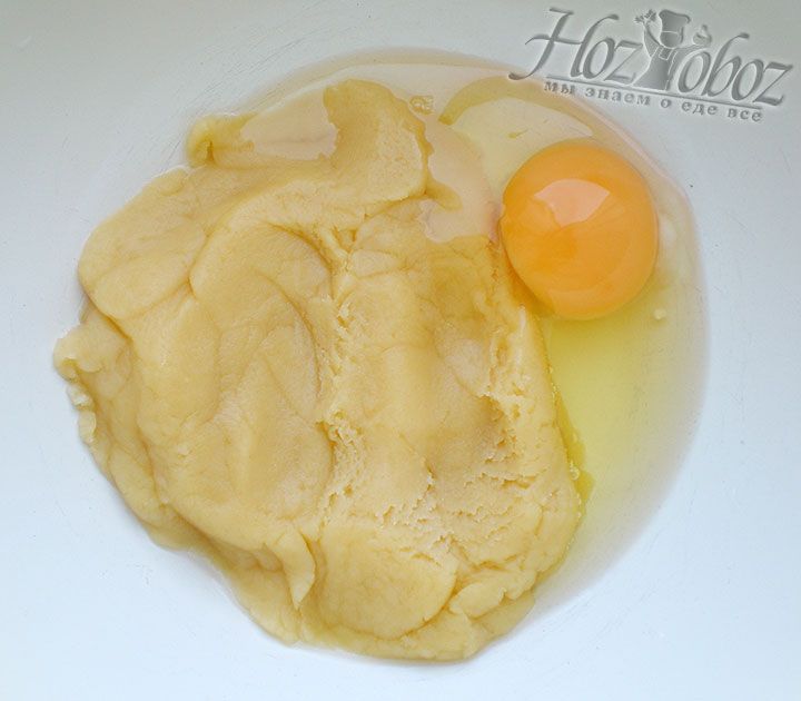 В заваренное тесто добавим куриные яйца и все хорошенько перемешаем